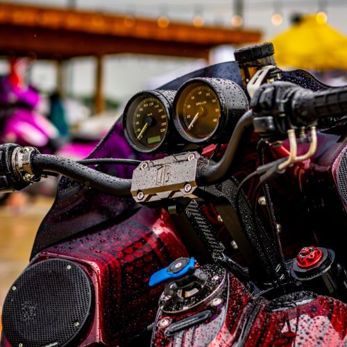 8.5-inch pull-back motorcycle handlebar risers
Motorcycle handlebars with dual gauge cluster and pull-back risers