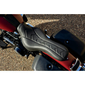 MUSTANG - DAYTRIPPER 2-UP SEAT - APEX STITCH - '18-20 FLDE, FLHC, & FLHCS