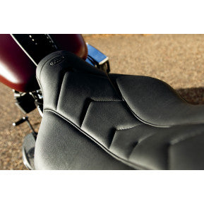 MUSTANG - DAYTRIPPER 2-UP SEAT - APEX STITCH - '18-20 FLDE, FLHC, & FLHCS
