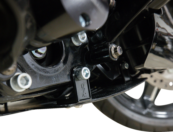 THRASHIN SUPPLY CO. Skid Plate - Carbon Fiber/Gloss - With Black Brackets - FLHX/FLTRX TSC-3034-1