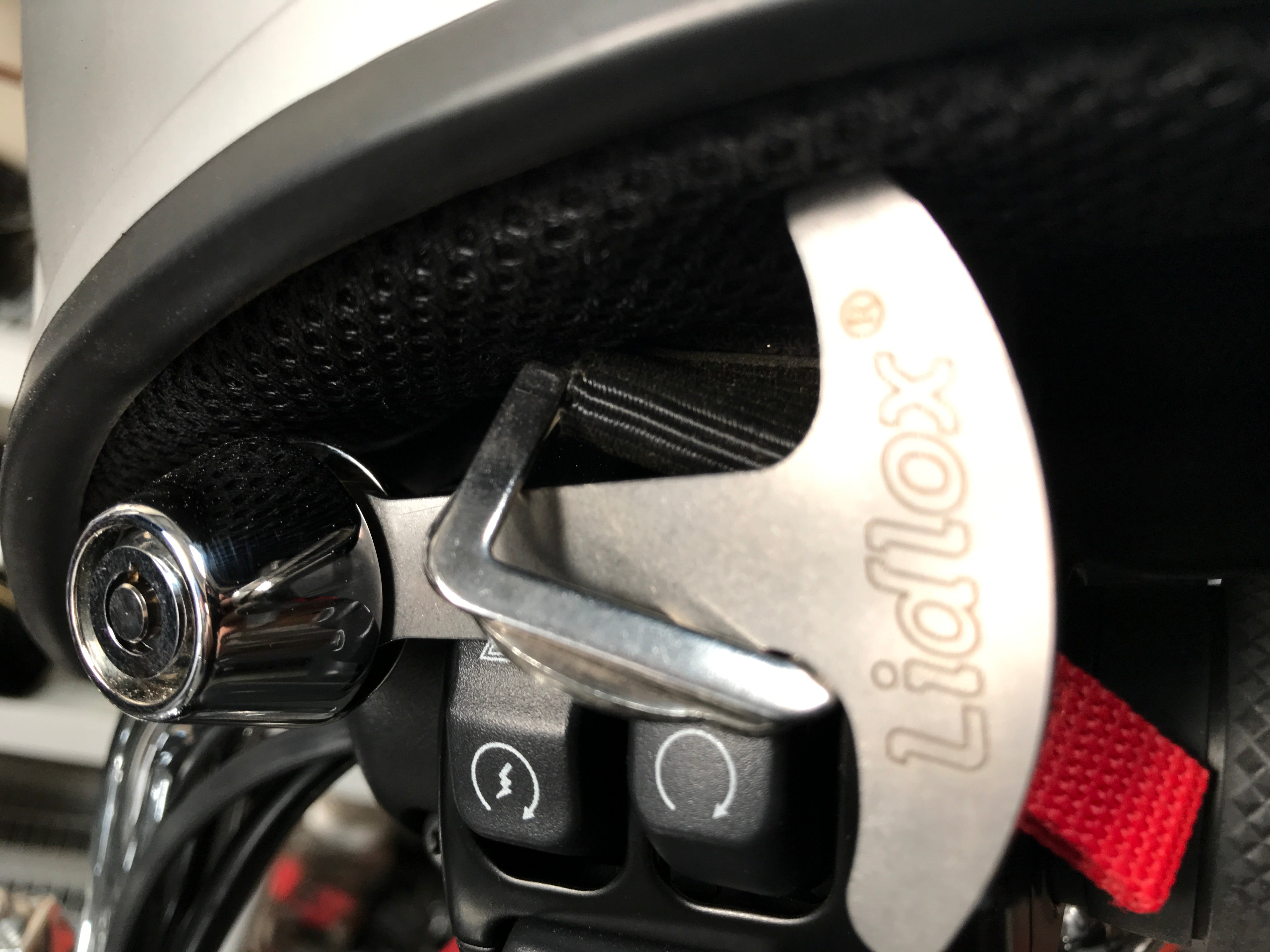 LIDLOX HELMET LOCK - DYNA/SOFTAIL/FXR/BAGGER/(SPORTSTER 04 AND EARLIER)