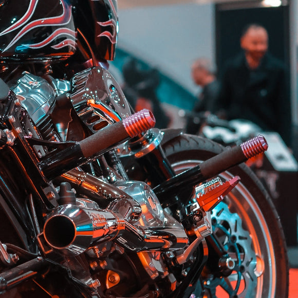 OG HoneyComp V3 Mini Foot Pegs installed on a 2021 Softail Standard FXST