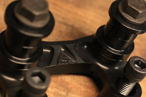 SPEED-KINGS CONTOURED PULL BACK PLATE - ROAD GLIDE