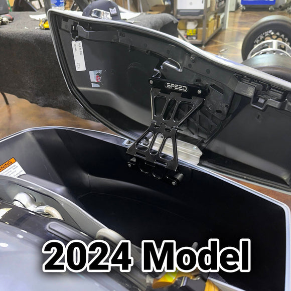 Speed by Design Billet Saddlebag Lid Tethers for Harley Davidson Touring Motorcycles in Black on a 2024 Harley Road Glide